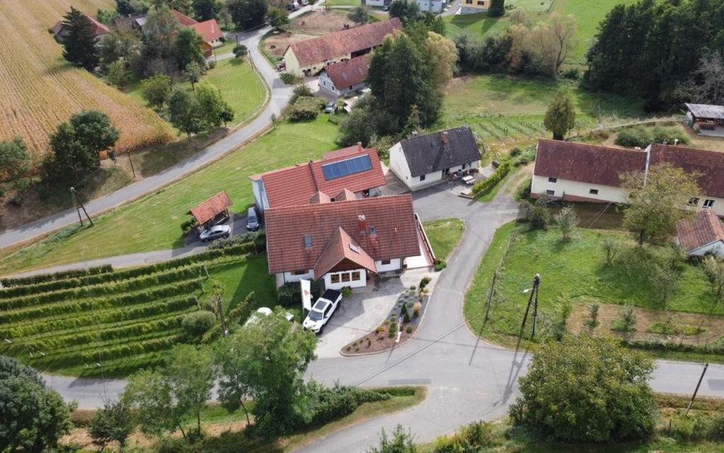 Gaestehaus - Camping- Weinhof Radl Kloch Exterior photo